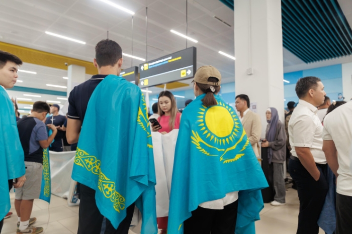 Яблоку негде упасть: как встречали наших олимпийцев в аэропорту Алматы