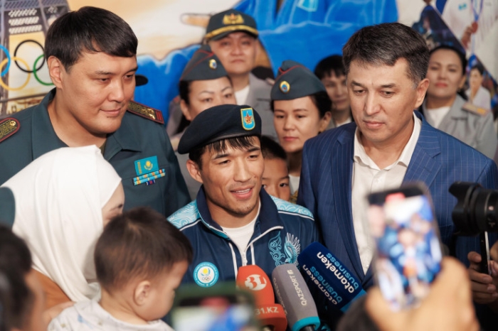 Яблоку негде упасть: как встречали наших олимпийцев в аэропорту Алматы