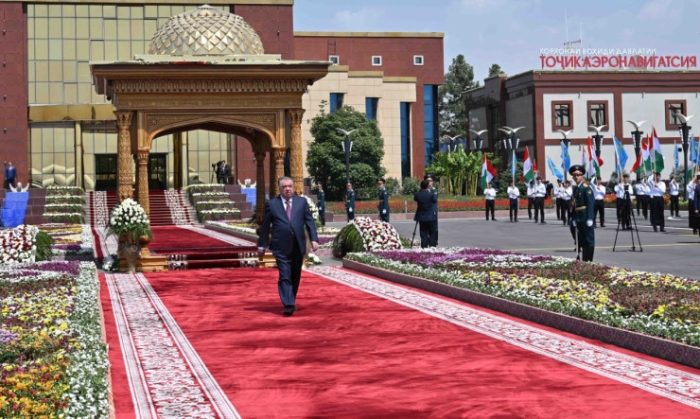 Красный ковер и танцы: как встретили Токаева в Душанбе