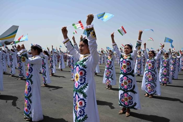 Красный ковер и танцы: как встретили Токаева в Душанбе