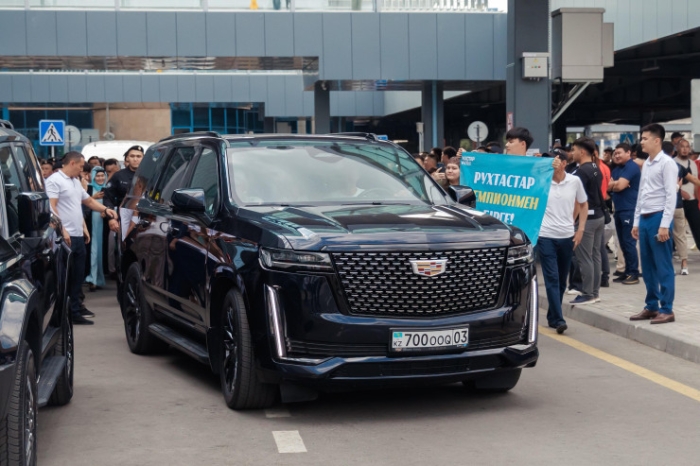 Яблоку негде упасть: как встречали наших олимпийцев в аэропорту Алматы