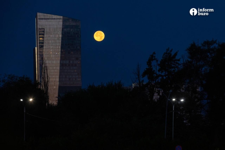 Как выглядело суперлуние над Алматы: фоторепортаж Informburo
Как выглядело суперлуние над Алматы: фоторепортаж Informburo