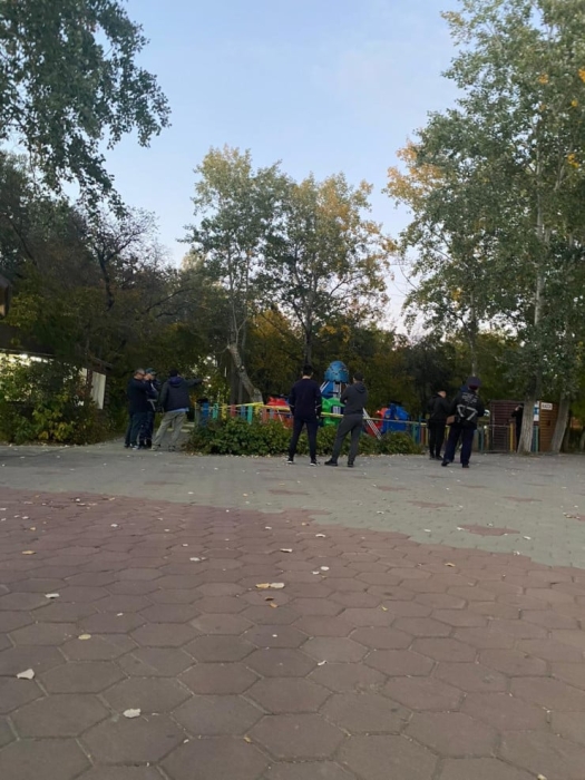 Кабинка аттракциона с людьми упала в парке Караганды