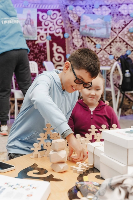 
Инклюзивная юрта ЮНИСЕФ работает для детей на Всемирных играх кочевников в Астане
