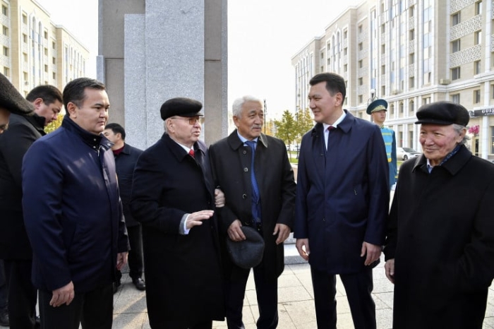 
В Астане открыли памятник Мухтару Ауэзову
