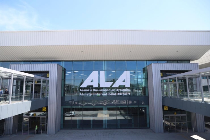 О проблемах с дорогами, старых поездах и коррупции. Интервью с министром транспорта