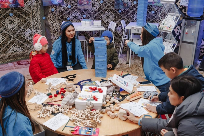 
Инклюзивная юрта ЮНИСЕФ работает для детей на Всемирных играх кочевников в Астане
