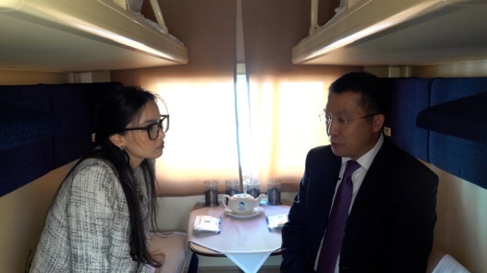 О проблемах с дорогами, старых поездах и коррупции. Интервью с министром транспорта