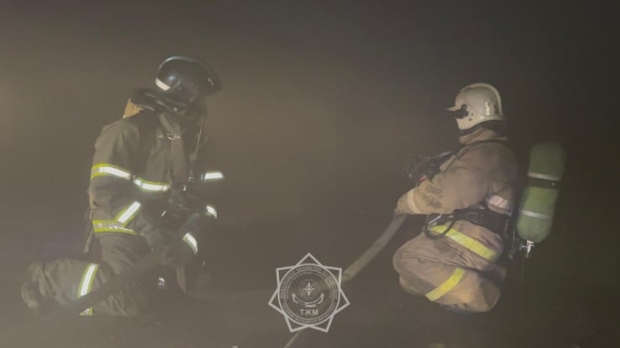 Крупный пожар произошел на территории автобусного парка в Костанае