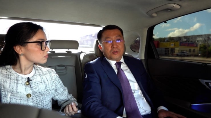 О проблемах с дорогами, старых поездах и коррупции. Интервью с министром транспорта