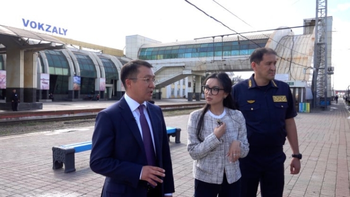 О проблемах с дорогами, старых поездах и коррупции. Интервью с министром транспорта