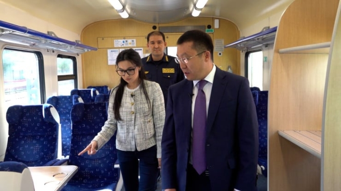 О проблемах с дорогами, старых поездах и коррупции. Интервью с министром транспорта