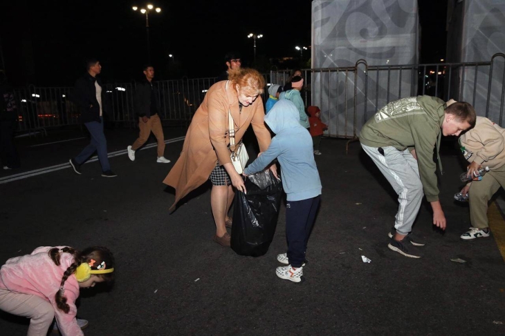 
                                                                                                                                                                                                                                                                                                                                                                            Алматинцы за чистоту: после концерта в честь Дня города зрители убрали мусор
                                                    