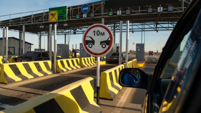 О проблемах с дорогами, старых поездах и коррупции. Интервью с министром транспорта