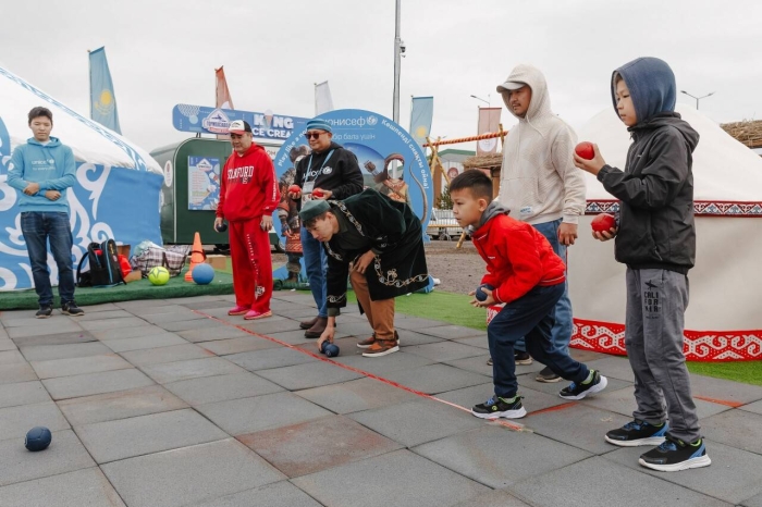 
Инклюзивная юрта ЮНИСЕФ работает для детей на Всемирных играх кочевников в Астане
