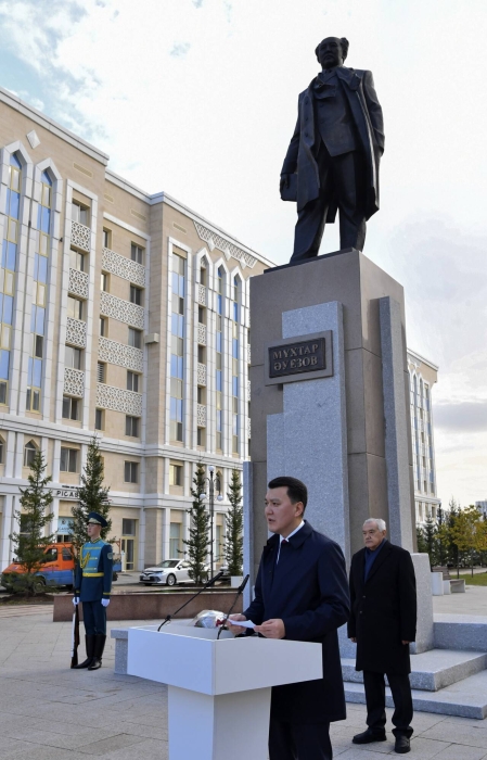 
В Астане открыли памятник Мухтару Ауэзову

