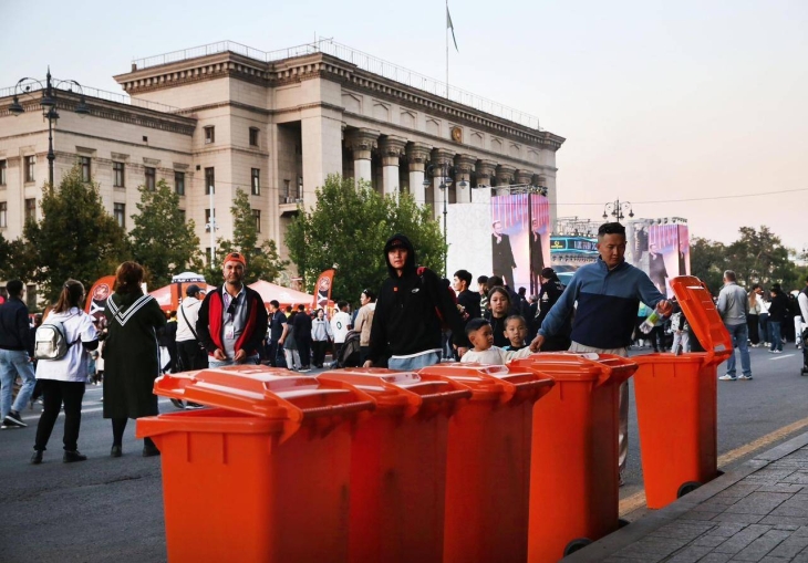 
                                                                                                                                                                                                                                                                                                                                                                            Алматинцы за чистоту: после концерта в честь Дня города зрители убрали мусор
                                                    