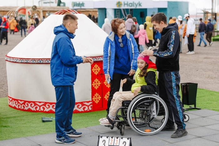 
Инклюзивная юрта ЮНИСЕФ работает для детей на Всемирных играх кочевников в Астане
