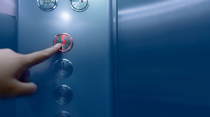 Парень напал на девочек в лифте жилого дома в Актау Парень напал на девочек в лифте жилого дома в Актау