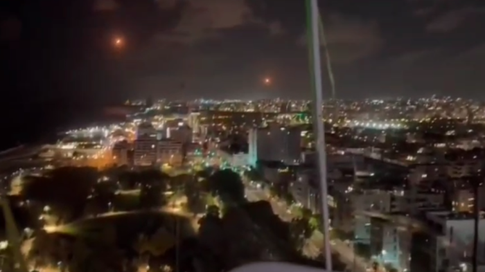 Иран начал массированную ракетную атаку на Израиль Иран начал массированную ракетную атаку на Израиль