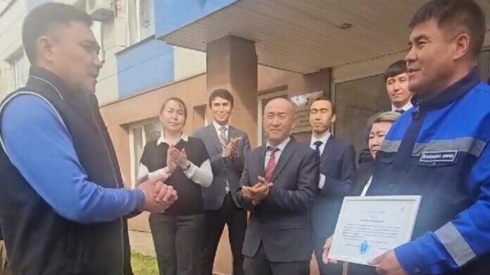 Аким Шымкента наградил слесаря, спасшего от смерти семью с малолетними детьми