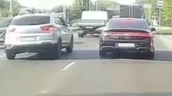 Водитель устроил стрельбу на дороге в Алматы Водитель устроил стрельбу на дороге в Алматы