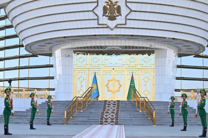 Токаев прилетел в Туркменистан Токаев прилетел в Туркменистан