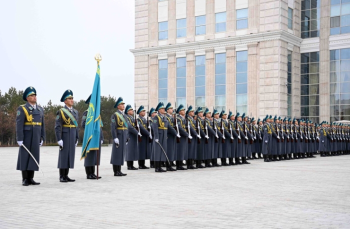 Токаев принял участие в церемонии подъема флага Казахстана Токаев принял участие в церемонии подъема флага Казахстана