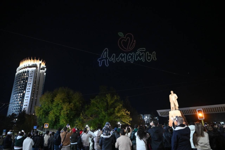 
                                                                                                                                                                                                                                                                                        Шоу дронов в Алматы: горы, тюльпан и яблоко, Алтын Адам увидели горожане в небе
                                                    