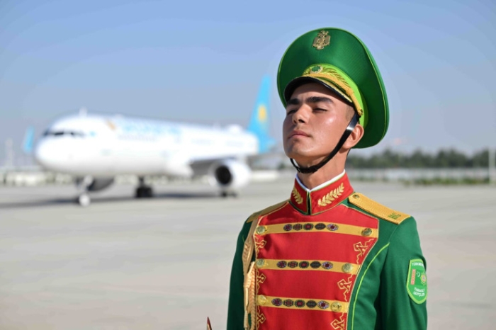 Токаев прилетел в Туркменистан Токаев прилетел в Туркменистан