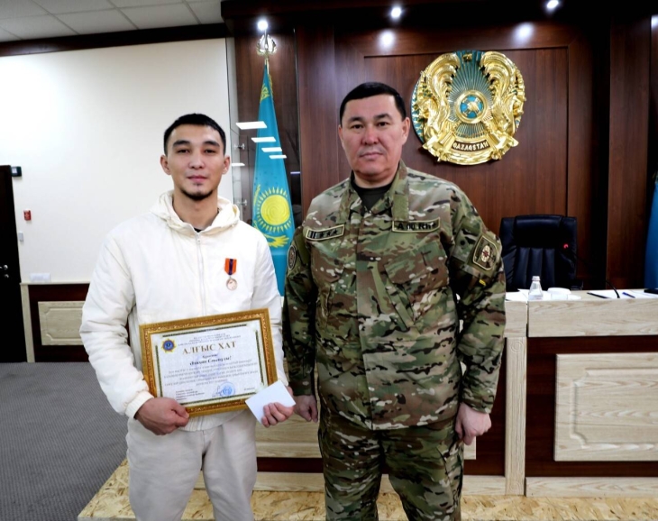 МЧС наградило жителя Алматы, спасшего тонущего ребёнка
МЧС наградило жителя Алматы, спасшего тонущего ребёнка