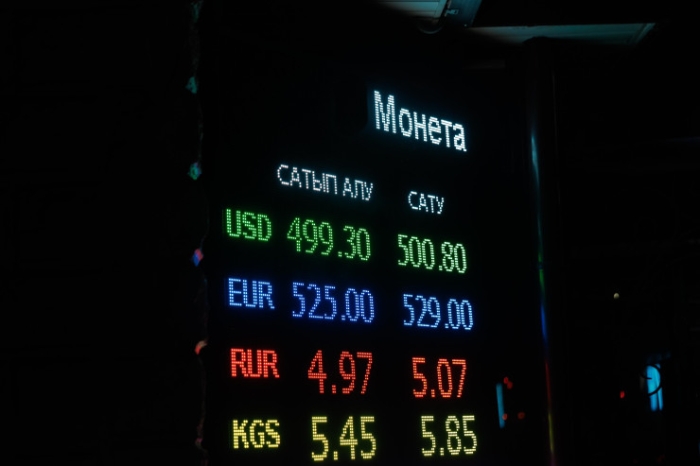 Доллар достиг 500 тенге: что происходит с курсом, объяснил экономист