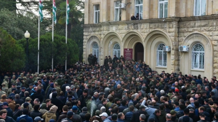 Захватившие парламент Абхазии протестующие возвели баррикады и приготовились к обороне Захватившие парламент Абхазии протестующие возвели баррикады и приготовились к обороне