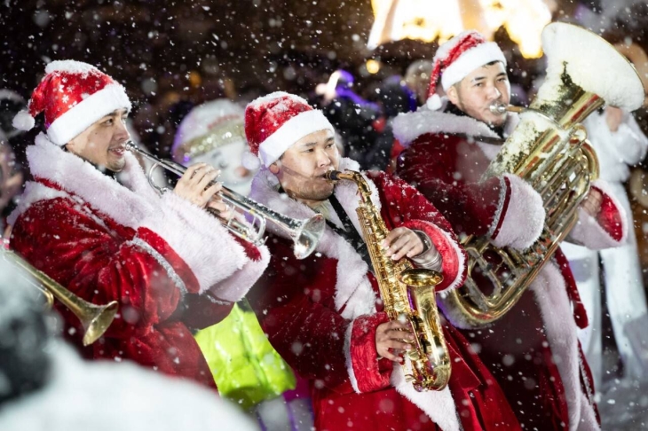 
                                                                                                                                                                                                                                                                                                                                                                            Огни на 80 новогодних ёлках зажгли в Алматы
                                                    