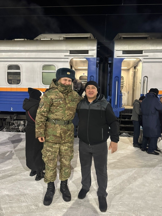 
                                                                                                                                                                                                                                                                                                                                                                                                                                                                Гвардеец помог во время гололёда 300 жителям Астаны и получил награду от замминистра внутренних дел РК
                                                    