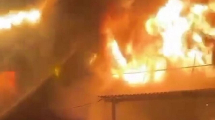 Крупный пожар на складе тушат в Алатауском районе Алматы
                                                     
                                                                                                                                                                                                                                                                                                                                                                                                                                                                Крупный пожар на складе тушат в Алатауском районе Алматы