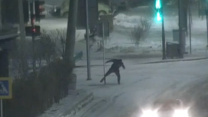 Били стёкла и ломали остановки: вандалов задержали в Астане
Били стёкла и ломали остановки: вандалов задержали в Астане