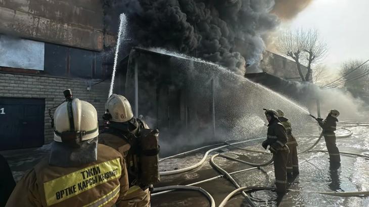 Пожар перекинулся со склада на административное здание в Алматы
Пожар перекинулся со склада на административное здание в Алматы