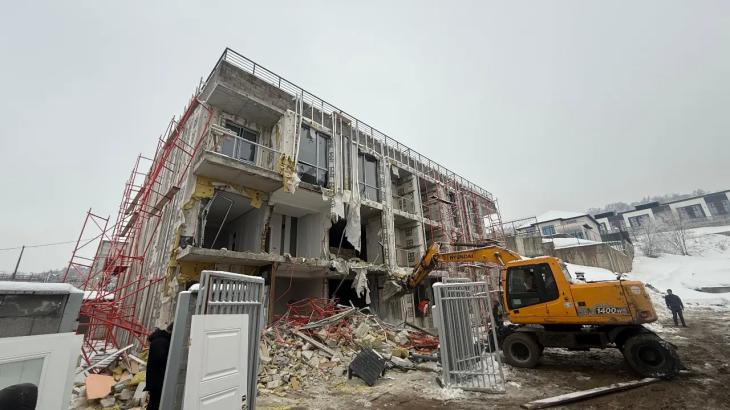 В Медеуском районе Алматы сносят самовольно построенное трёхэтажное здание
В Медеуском районе Алматы сносят самовольно построенное трёхэтажное здание