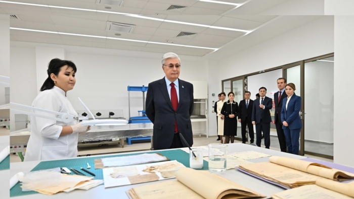 Токаев осмотрел новое здание архива президента
Токаев осмотрел новое здание архива президента