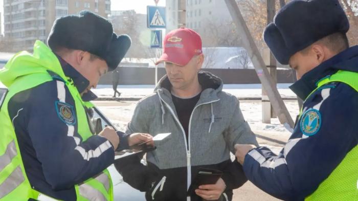 Полицейские Астаны поощрили не нарушивших за год ПДД водителей
Полицейские Астаны поощрили не нарушивших за год ПДД водителей