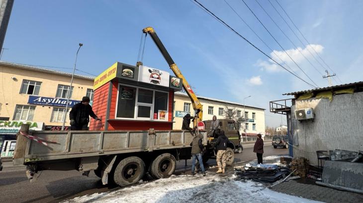 
                                                                                                                                                                                                                                                                                                                                                                                                                                                                                                                                                    Незаконно работавший ларёк бургерной демонтировали в Алматы 
                                                    