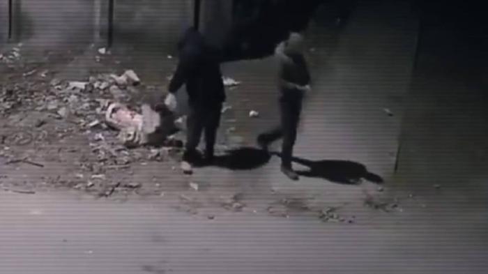 Прямо под камерами: в полиции показали казахстанцев, которые выбросили мусор в неположенных местах
Прямо под камерами: в полиции показали казахстанцев, которые выбросили мусор в неположенных местах