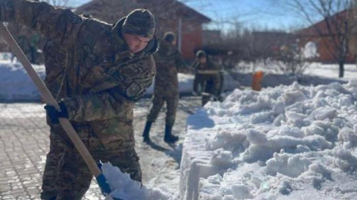 Гвардейцы очистили от снега дворы в "SOS детской деревне " Астаны
Гвардейцы очистили от снега дворы в "SOS детской деревне " Астаны