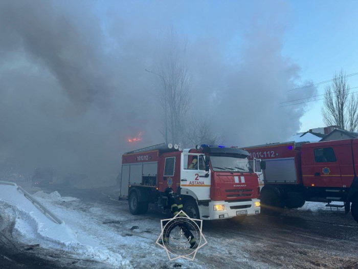 
                                                                                                                                                                                                                                                                                                                                                                            Крупный пожар в Астане: огонь охватил крышу коттеджа, гараж и автомойку
                                                    