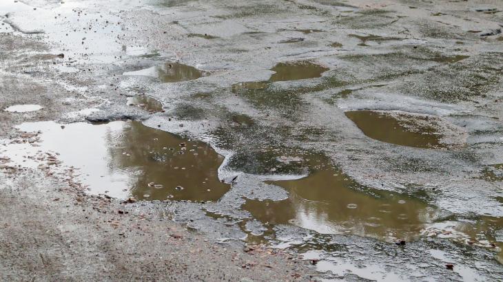 Разбитые дороги рядом с "Апортом" и "Алтын Ордой": акимат пообещал ремонт улицы жителям села Иргели
Разбитые дороги рядом с "Апортом" и "Алтын Ордой": акимат пообещал ремонт улицы жителям села Иргели