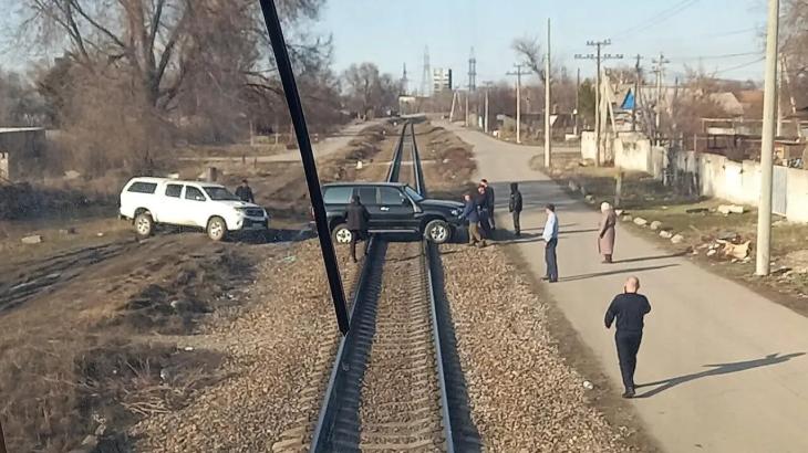 
                                                                                                                                                                                                                                                                                        16 минутқа кідірген: жолаушылар пойызының жолын джип жауып тастады
                                                    