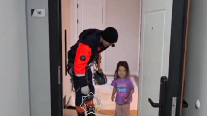 Трёхлетняя малышка оказалась заперта одна в квартире: на помощь ей пришли спасатели Астаны
Трёхлетняя малышка оказалась заперта одна в квартире: на помощь ей пришли спасатели Астаны