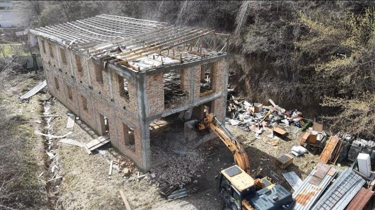 
                                                                                                                                                                                                                                                                                                                                                                                                                                                                                                                                                    Недостроенный таунхаус сносят в Алматы по решению суда
                                                    