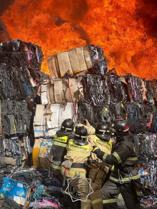 Крупный пожар на складе потушили в Астане
Крупный пожар на складе потушили в Астане